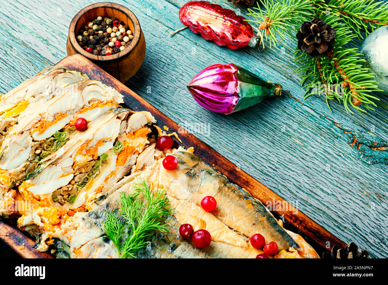 Rotolo di pesce.pesce ripieno di verdure.piatto per banchetti o cibo di Natale Foto Stock