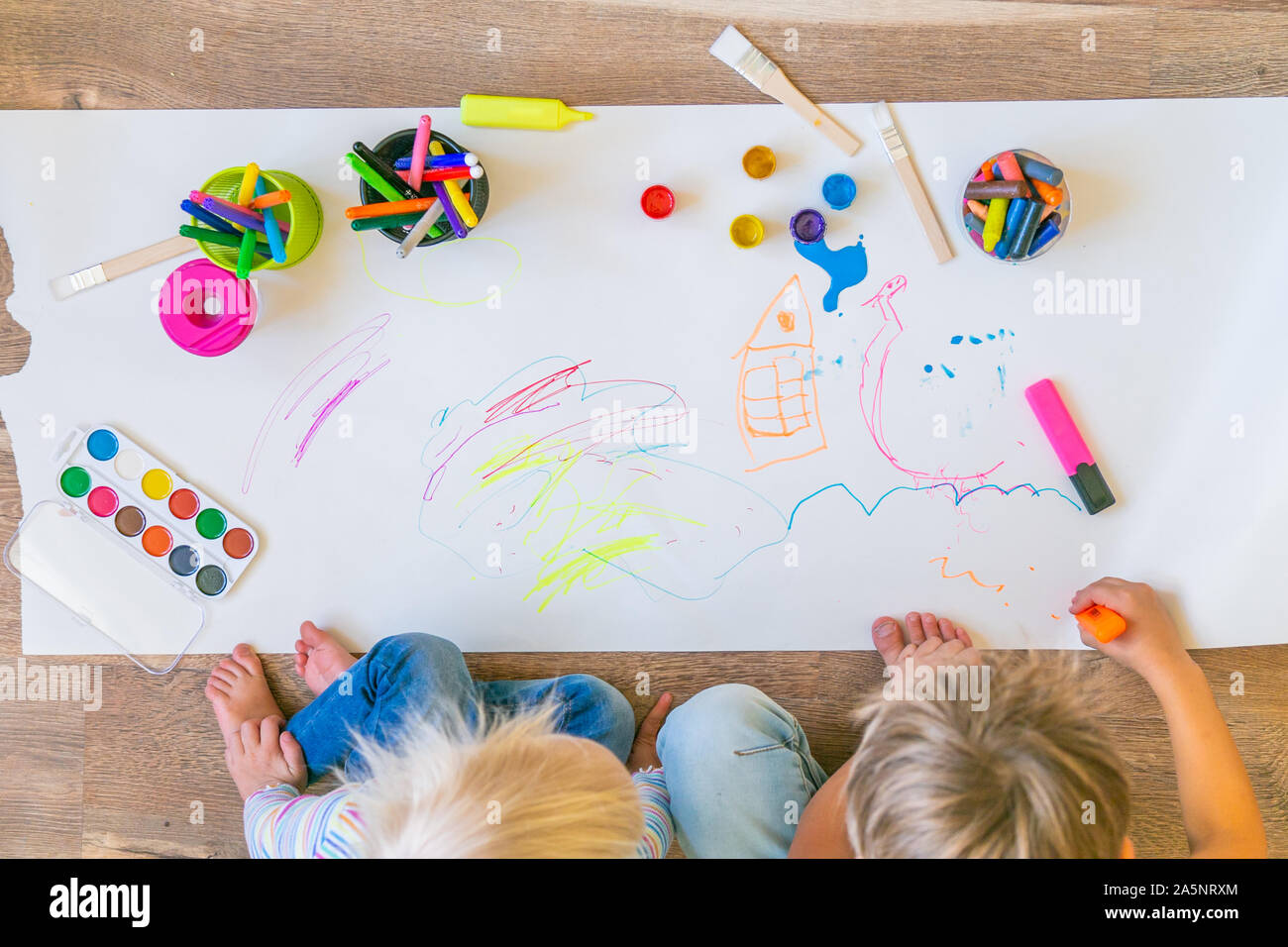 Pittura per bambini con materiali differenti su grandi so sulla farina Foto Stock