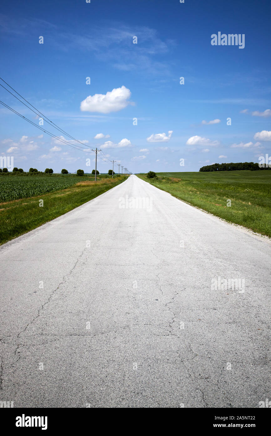 Piccolo locale strada rurale attraverso la piana indiana settentrionale farmland indiana USA Foto Stock