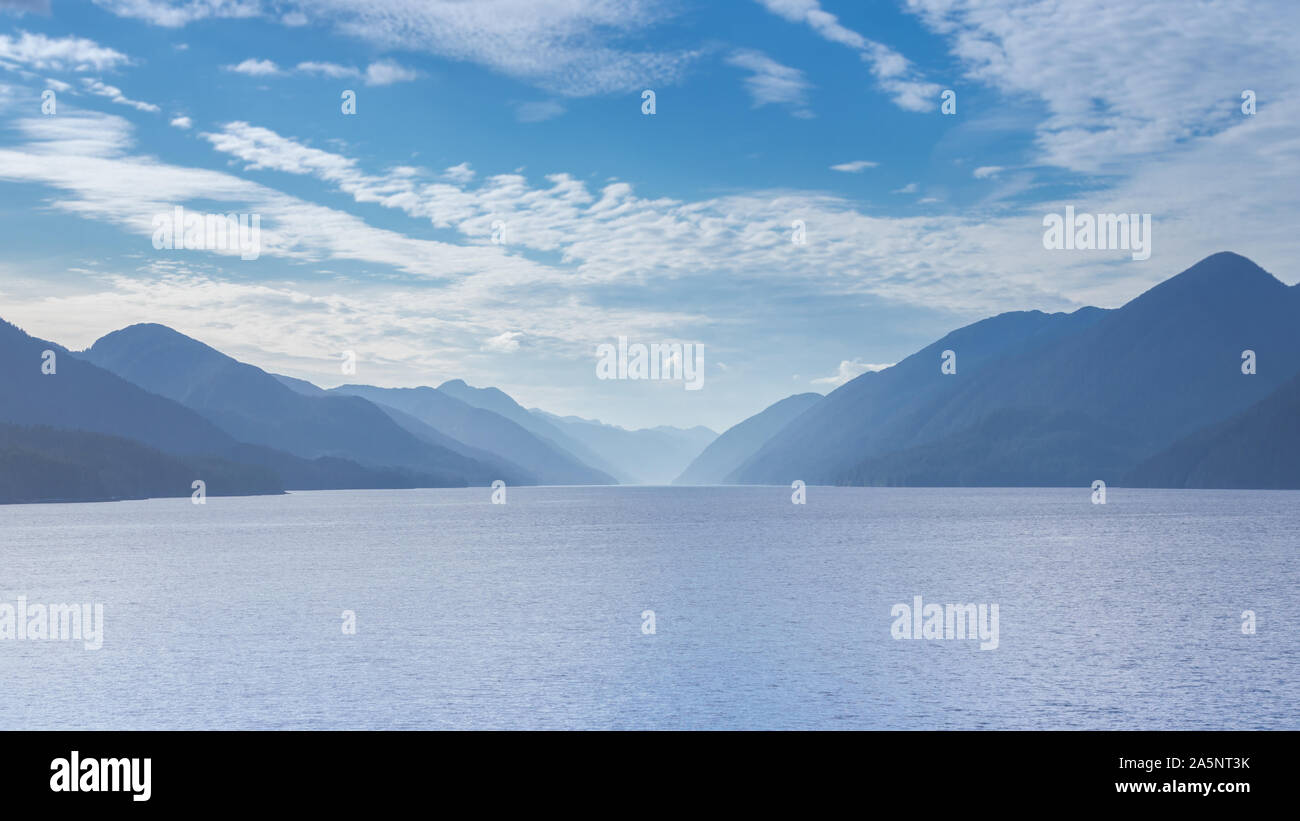 La vista al tramonto dalla parte anteriore di un traghetto come si fa il suo modo attraverso il passaggio interno off il robusto costa occidentale del Canada Foto Stock