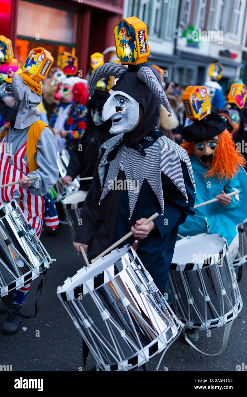 Barfuesserplatz, Basilea, Svizzera - Marzo 11th, 2019. Il carnevale unico partecipante che interpreta snare drum Foto Stock