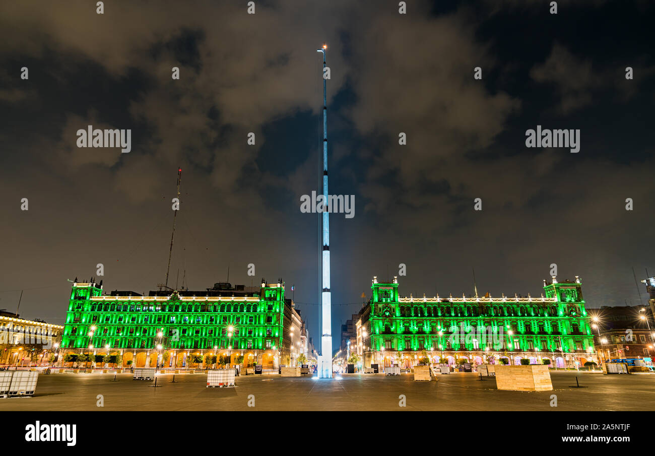 Pennone in Piazza Costituzione in Città del Messico Foto Stock