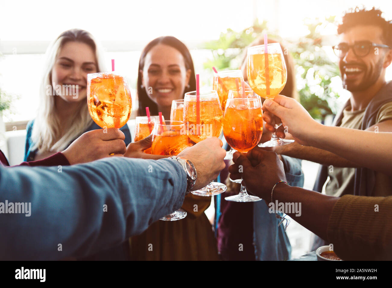 Gruppo di felice gli amici a bere e tostatura gli amici in un bar ristorante - Concetto di giovani aventi fun Foto Stock