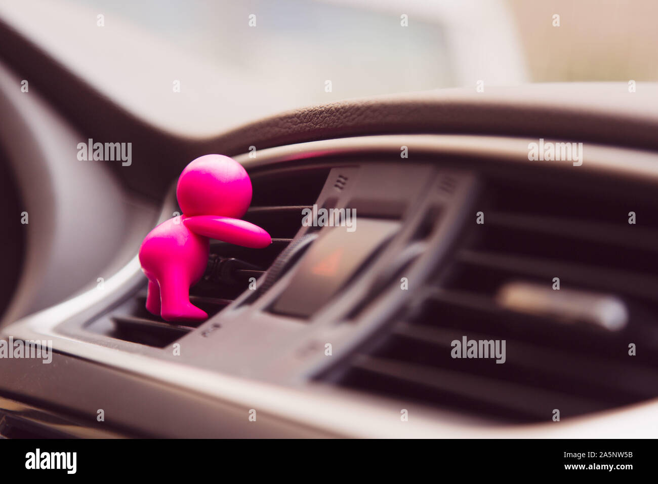 Pensare rosa ispirati purificatore aria sullo sfondo Foto Stock