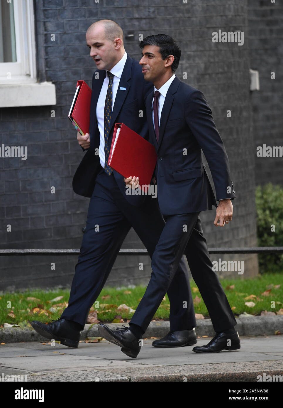 Il ministro di Stato (Ministro per la fucina del Nord e la crescita locale) Jake Berry e primo segretario al Tesoro Rishi Sunak (destra) in arrivo per una riunione del gabinetto di Downing Street, Londra. Foto di PA. Picture Data: martedì 22 ottobre, 2019. Vedere PA storia politica Brexit. Foto di credito dovrebbe leggere: Stefan Rousseau/PA FILO Foto Stock