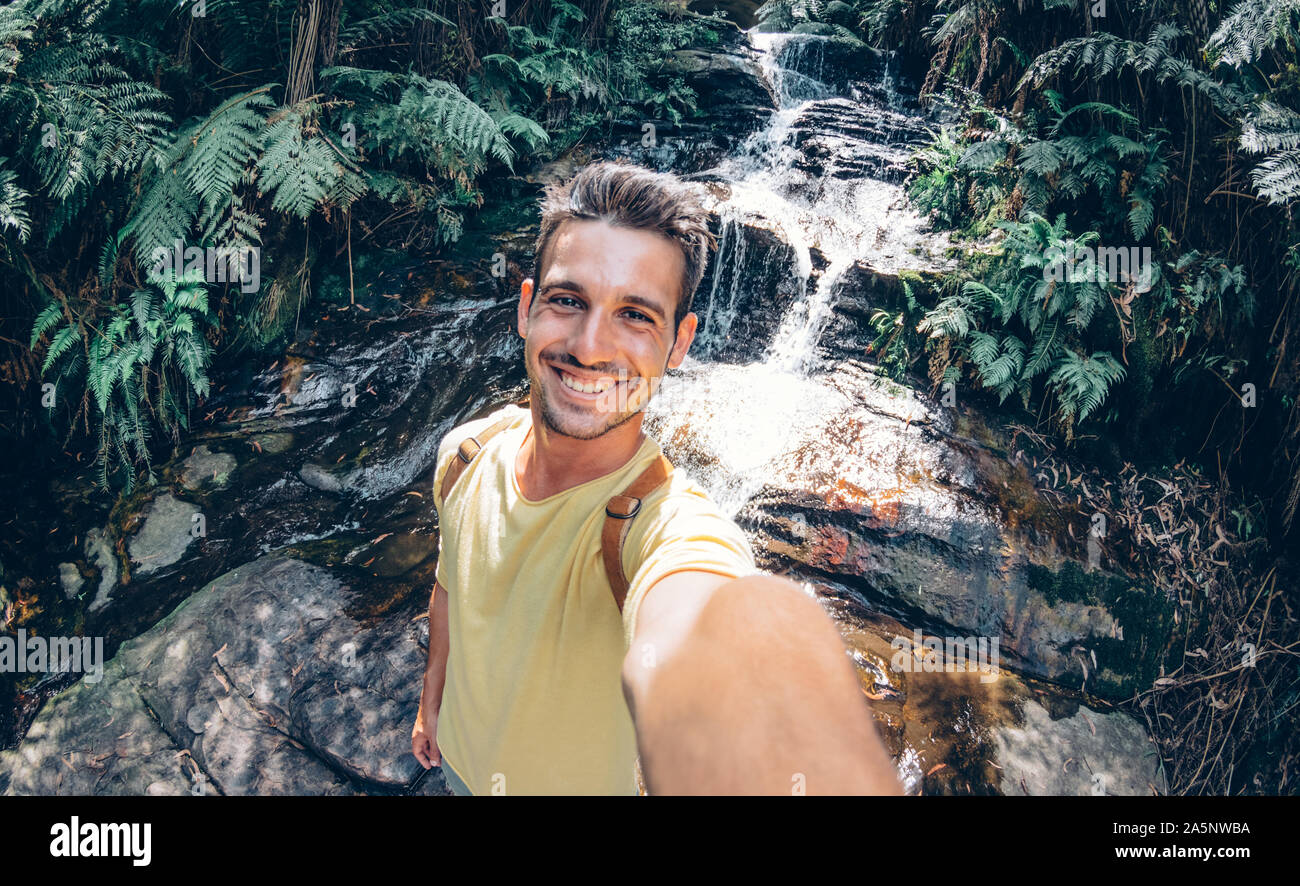 Felice giovane prendere un selfie su una escursione nella foresta a summe Foto Stock