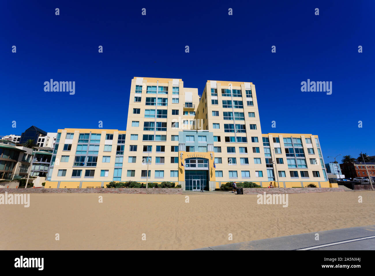 Castello di mare hotel di lusso appartamenti blocco. 1725 Ocean Front Walk, Santa Monica, California, Stati Uniti d'America. Stati Uniti d'America. Ottobre 2019 Foto Stock