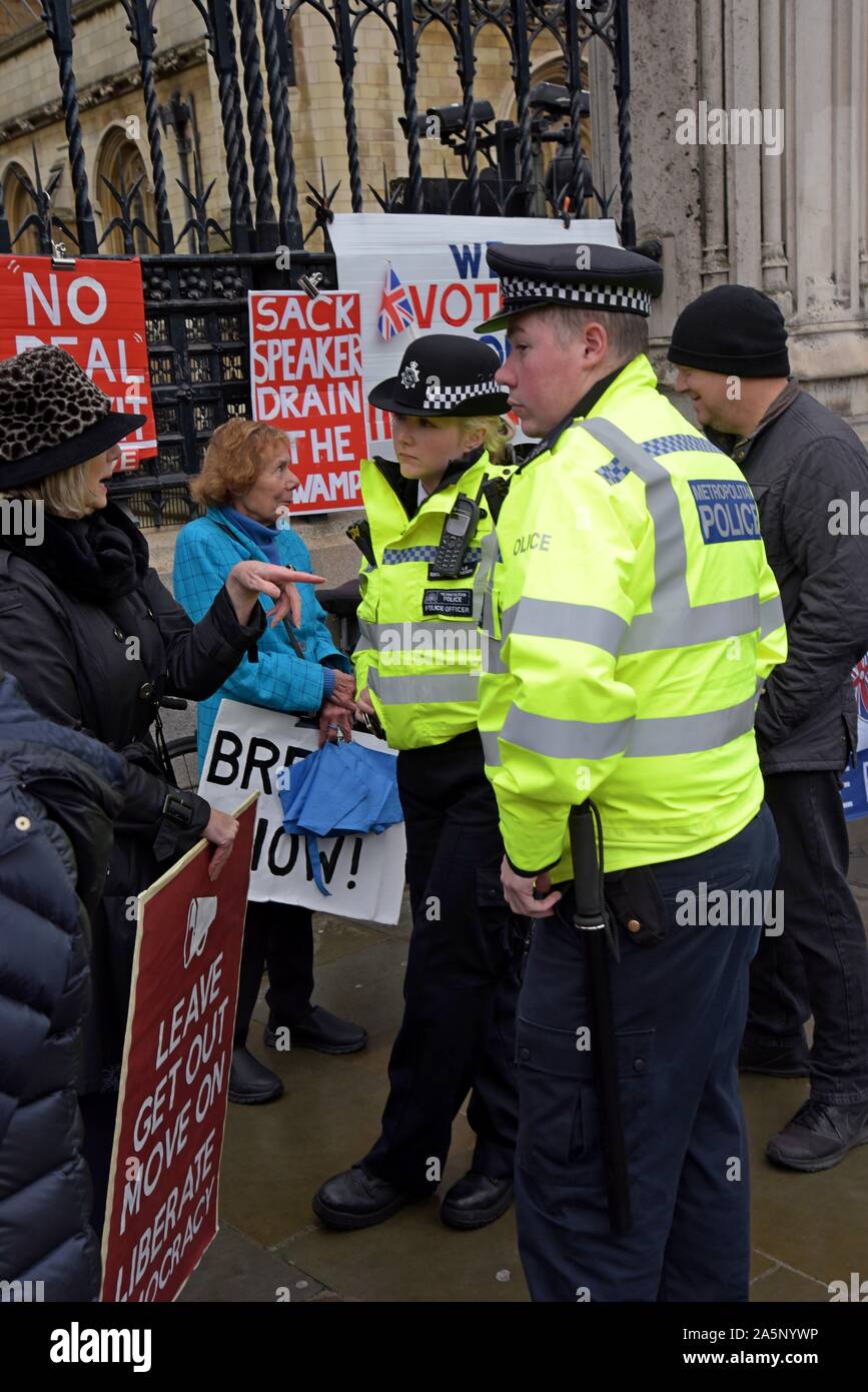 Brexit lasciare gli attivisti al di fuori del Palazzo di Westminster in discussione con la polizia come MP di continuare a discutere Brexit. Il 21 ottobre 2019 Foto Stock