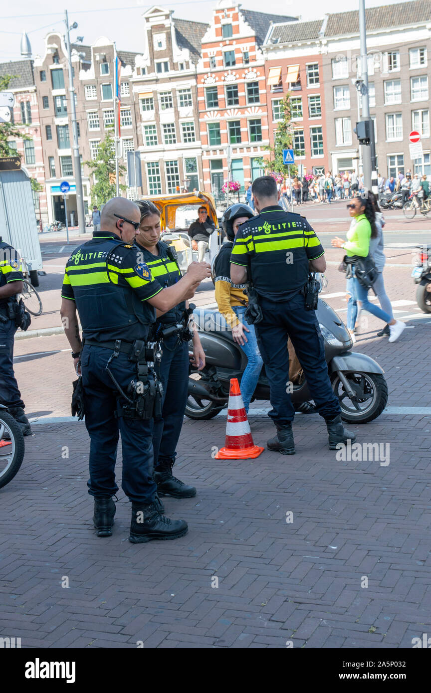 La polizia prende scooter dalla strada a Amsterdam Paesi Bassi 2019 Foto Stock
