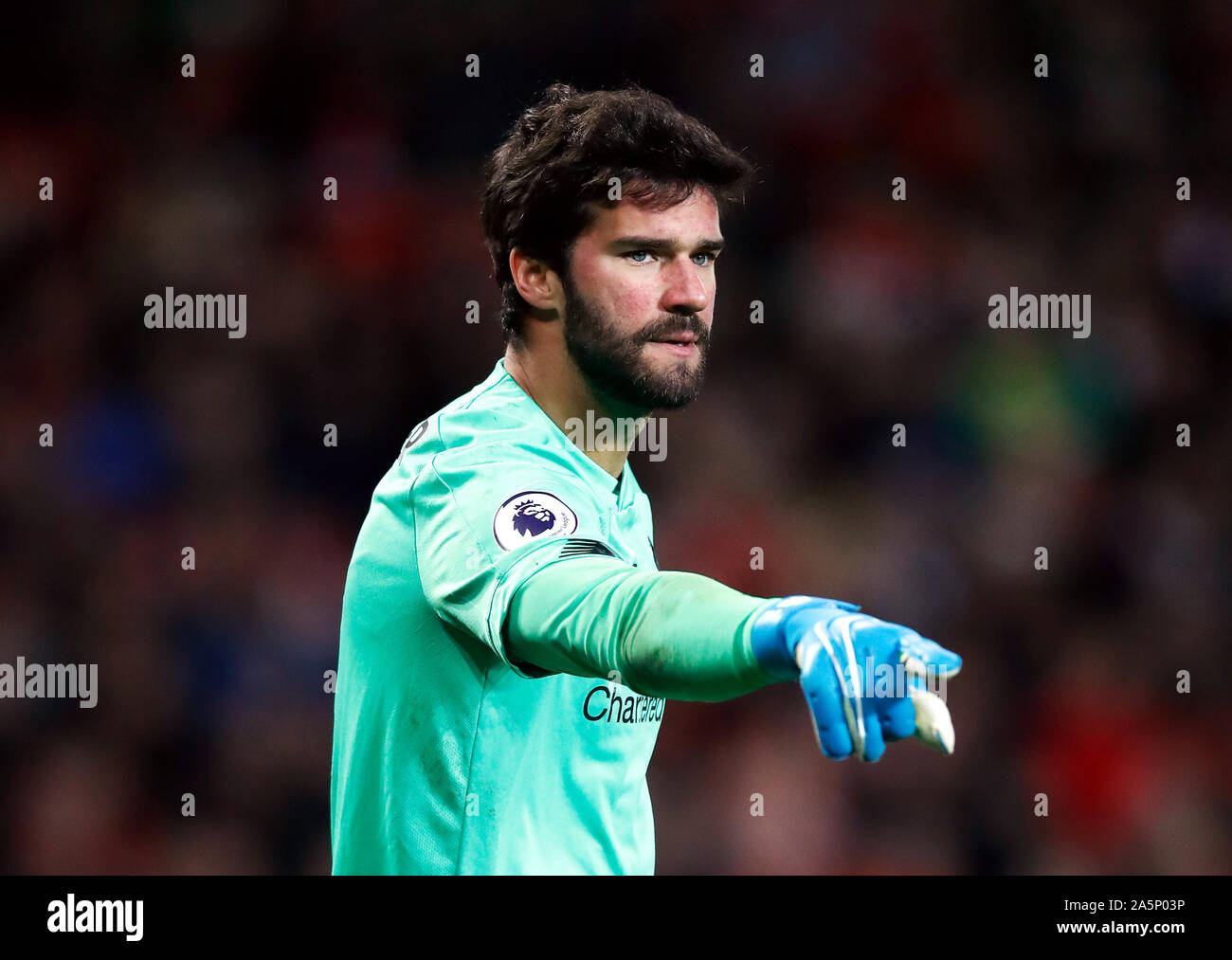 Liverpool goalkeeper Alisson durante il match di Premier League a Old Trafford, Manchester. Foto Stock