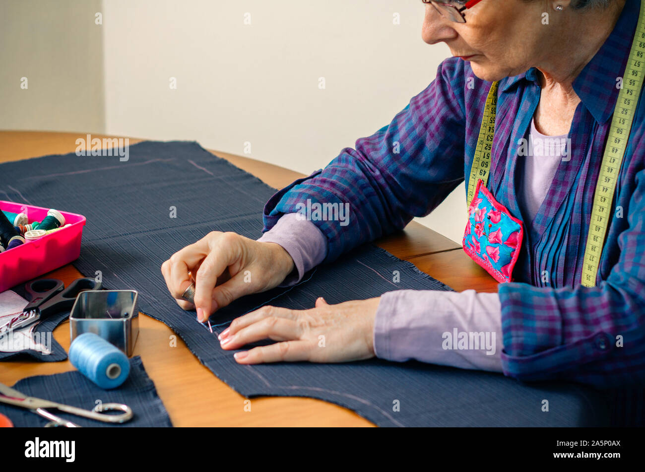 Femmina Senior sarta panno di cucitura Foto Stock