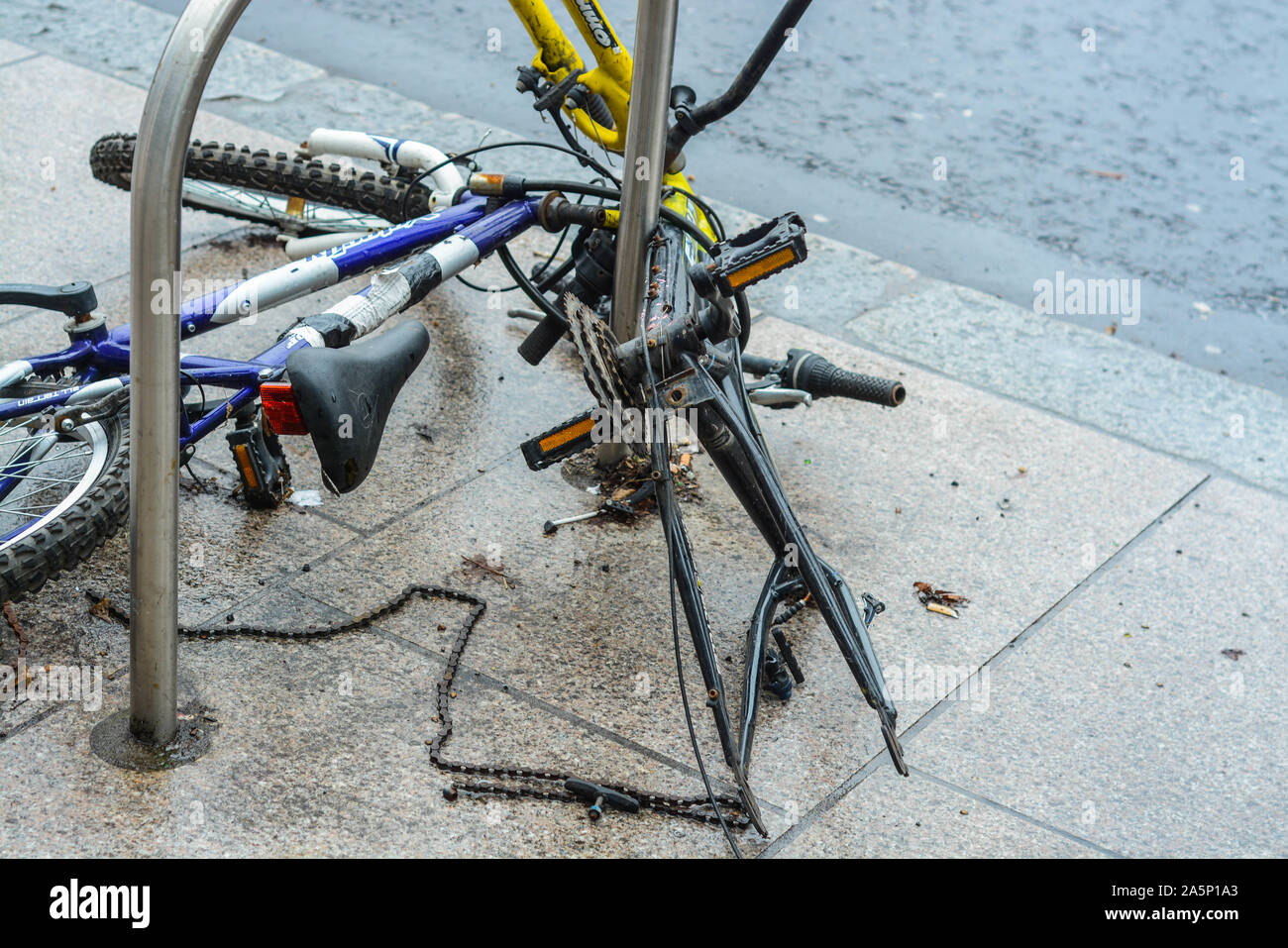 Rotture di bicicletta sulla strada dopo il ladro rubato gli elementi di cui ha bisogno. Questo è un problema molto comune in Londra Foto Stock