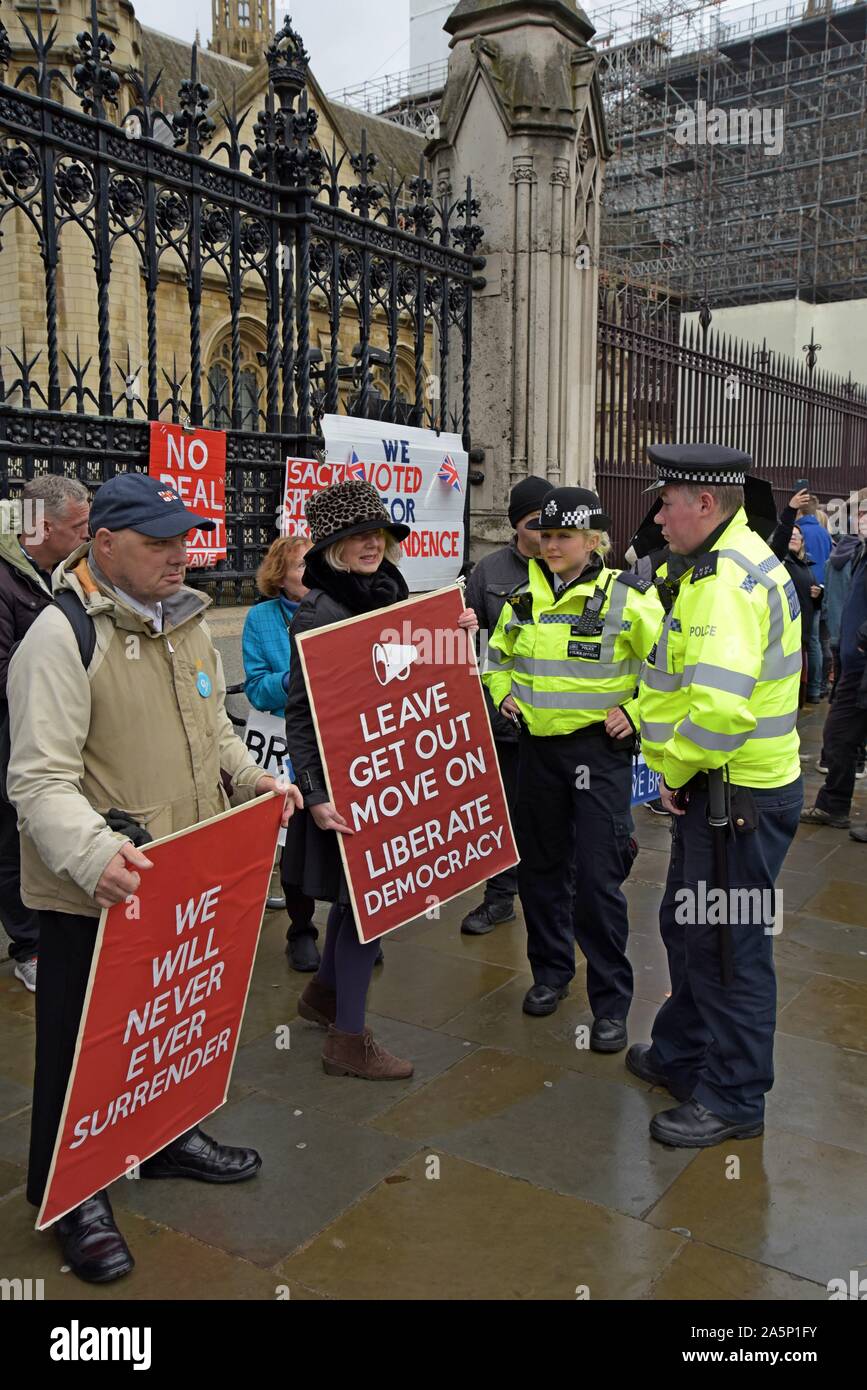 Brexit lasciare gli attivisti al di fuori del Palazzo di Westminster in discussione con la polizia come MP di continuare a discutere Brexit. Il 21 ottobre 2019 Foto Stock