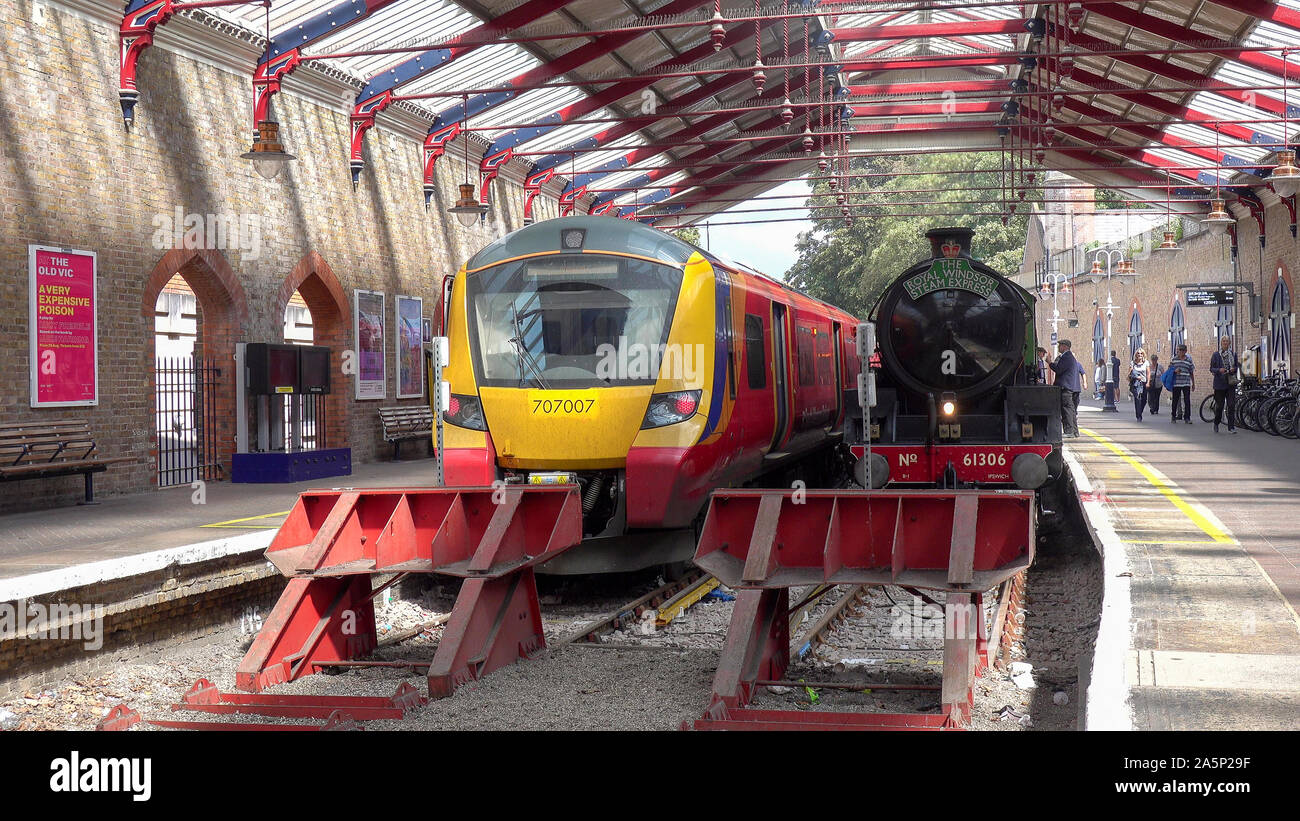 Windsor e Eton Riverside Station con la classe 707 EMU & B1 Licenze CAL locomotiva a vapore 'Mayflower' 61306 -1 Foto Stock
