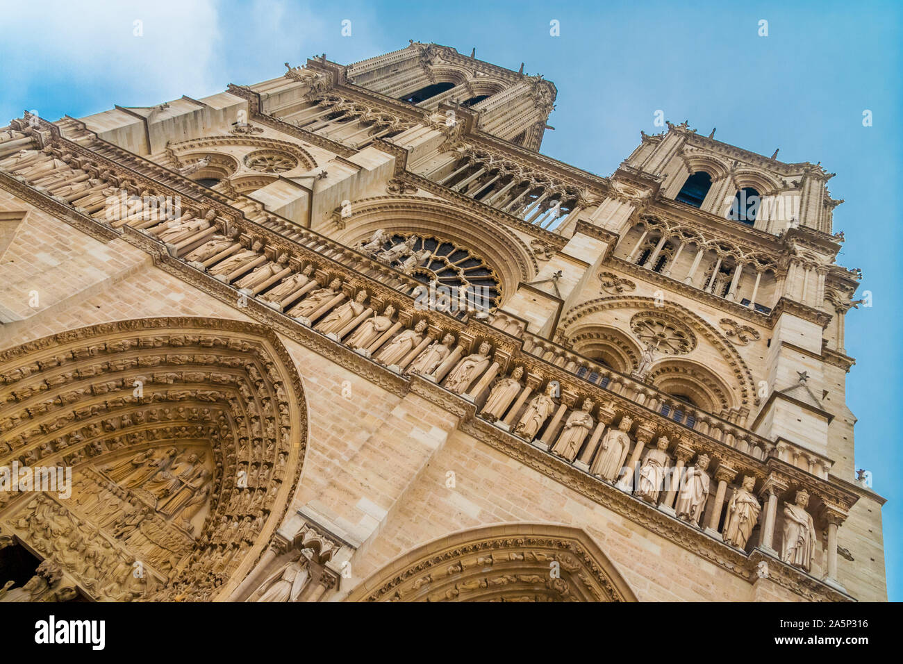 Vista obliqua della famosa facciata ovest della cattedrale di Notre Dame sull'Île de la Cité a Parigi con un close-up della Galleria del re, una fila di 28... Foto Stock