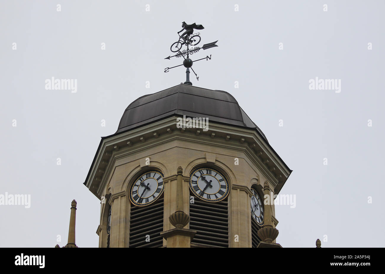 Meteo contemporaneo di parte di paletta di Harris Manchester College chiamato Siew-Sngiem clock tower progettato dagli architetti Yiangou 2014 in stile classico Foto Stock