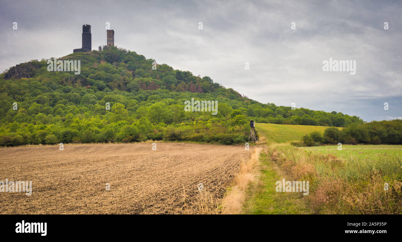 Vista del castello medievale Hazmburk (Klapy) Foto Stock
