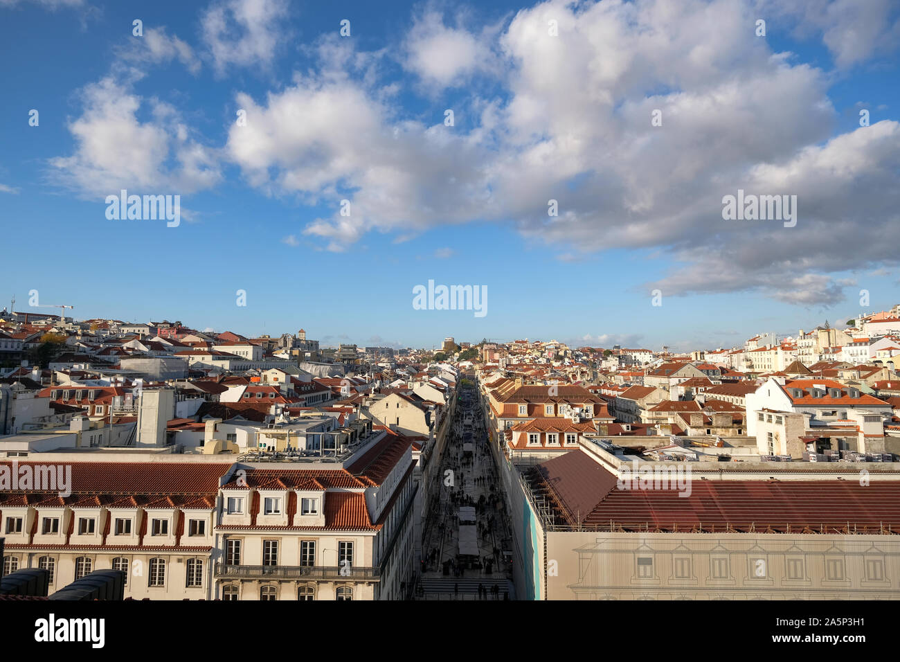 La prospettiva aerea vista del centro di strada famosa Rua Augusta sulla città di Lisbona atmosfera, persone folla turistica Foto Stock