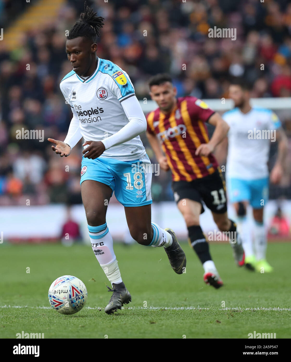 Bradford, Regno Unito. 19 ottobre 2019 Crawley Town David Sesay durante la scommessa del Cielo lega due match tra Bradford City e Crawley Town all'energia Utilita Stadium di Bradford. Credito: teleobiettivo con immagini / Alamy Live News Foto Stock