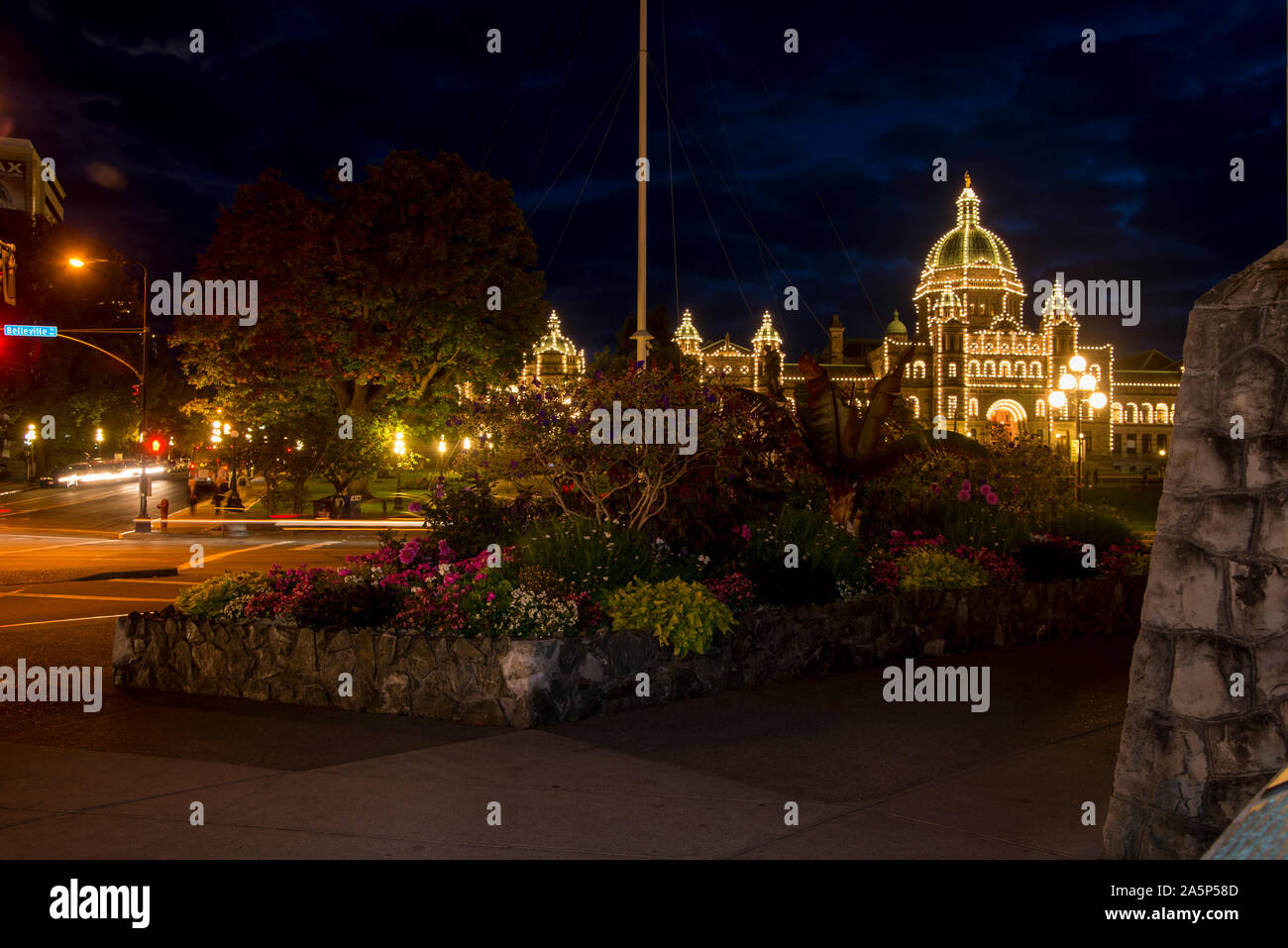 Victoria, British Columbia, Canada. Il palazzo del parlamento di notte con letto di fiori. Foto Stock