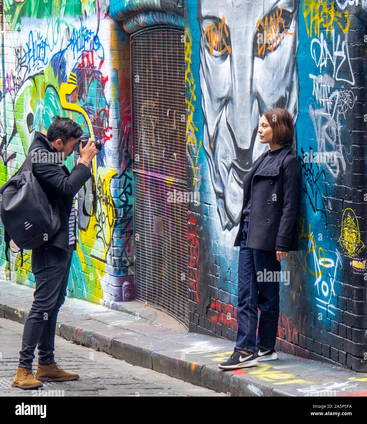 I turisti scattano fotografie e Instagram foto di graffiti e arte di strada in Hosier Lane Melbourne Victoria Australia. Foto Stock