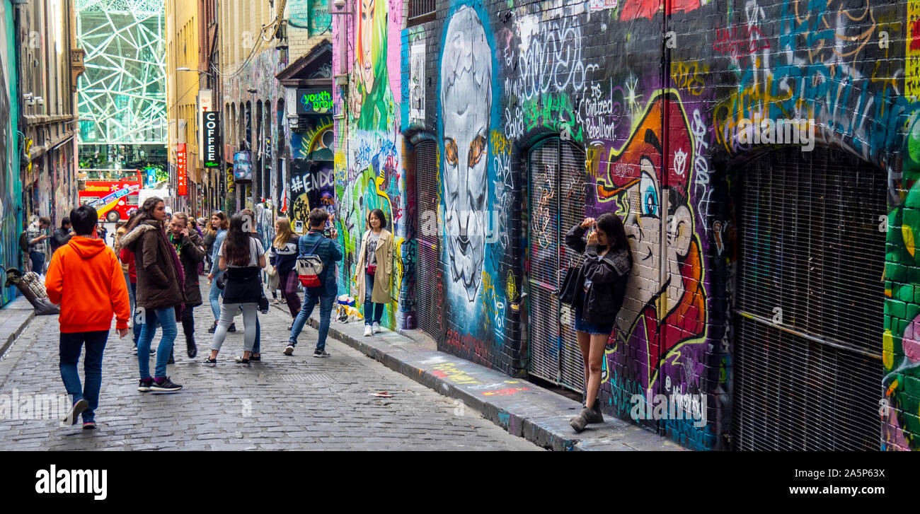 I turisti scattano fotografie e Instagram foto di graffiti e arte di strada in Hosier Lane Melbourne Victoria Australia. Foto Stock