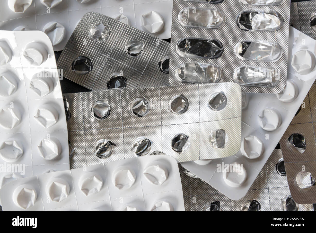 Confezioni vuote e utilizzati blister di pillole sfondo, la droga e il concetto di assistenza sanitaria Foto Stock