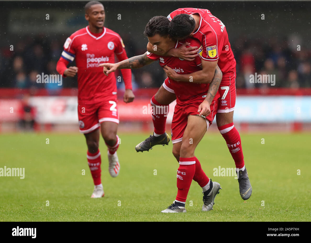 Crawley, Regno Unito. 12 ottobre 2019 Crawley Town Reece Grego-Cox celebra il punteggio di un equalizzatore durante la scommessa del Cielo lega due match tra città di Crawley e Colchester Regno presso i popoli Pension Stadium in Crawley. Credito: teleobiettivo con immagini / Alamy Live News Foto Stock