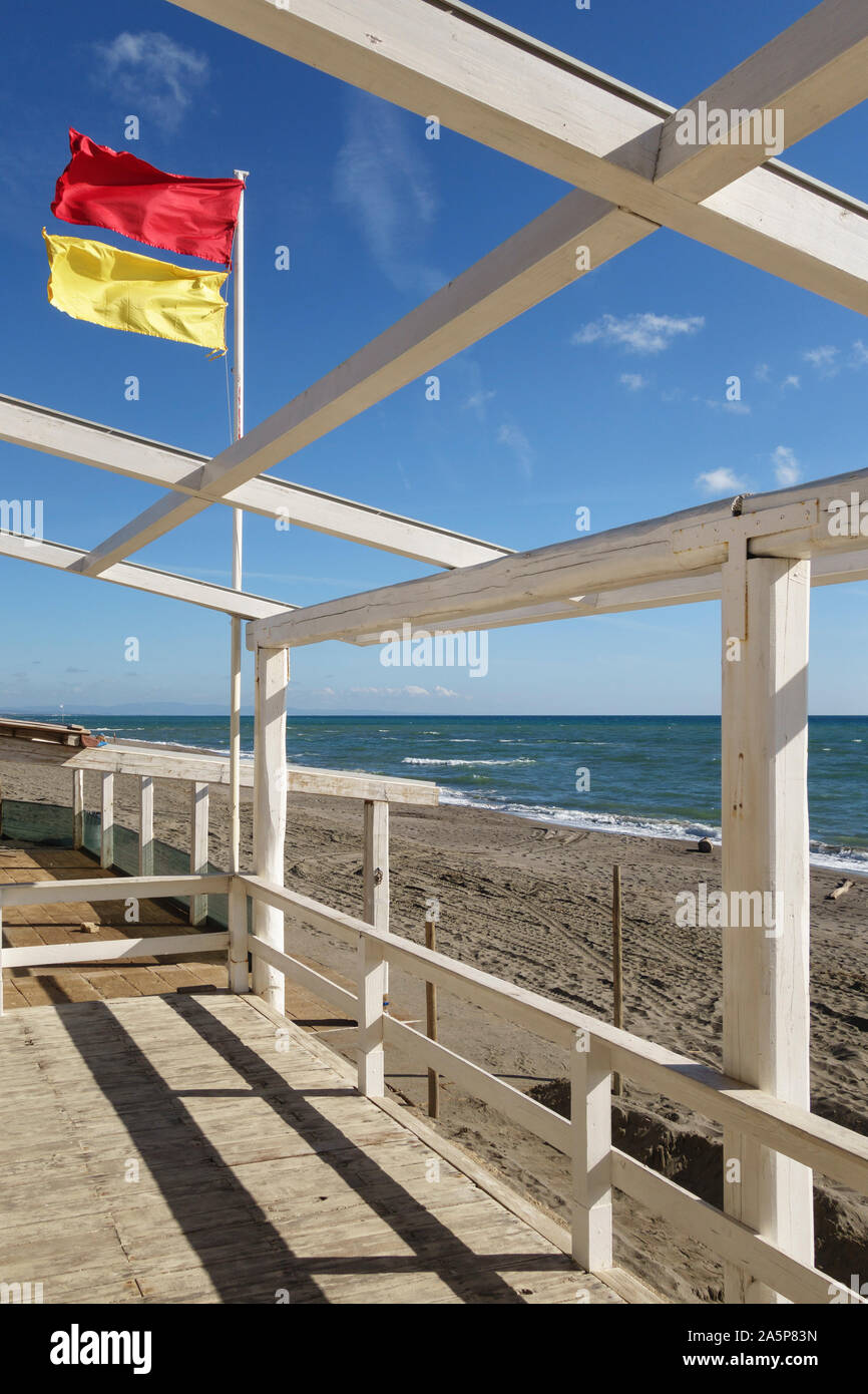 Spiaggia di avvertimento di sicurezza bandiere in una giornata di vento in una spiaggia a sud della Toscana Foto Stock