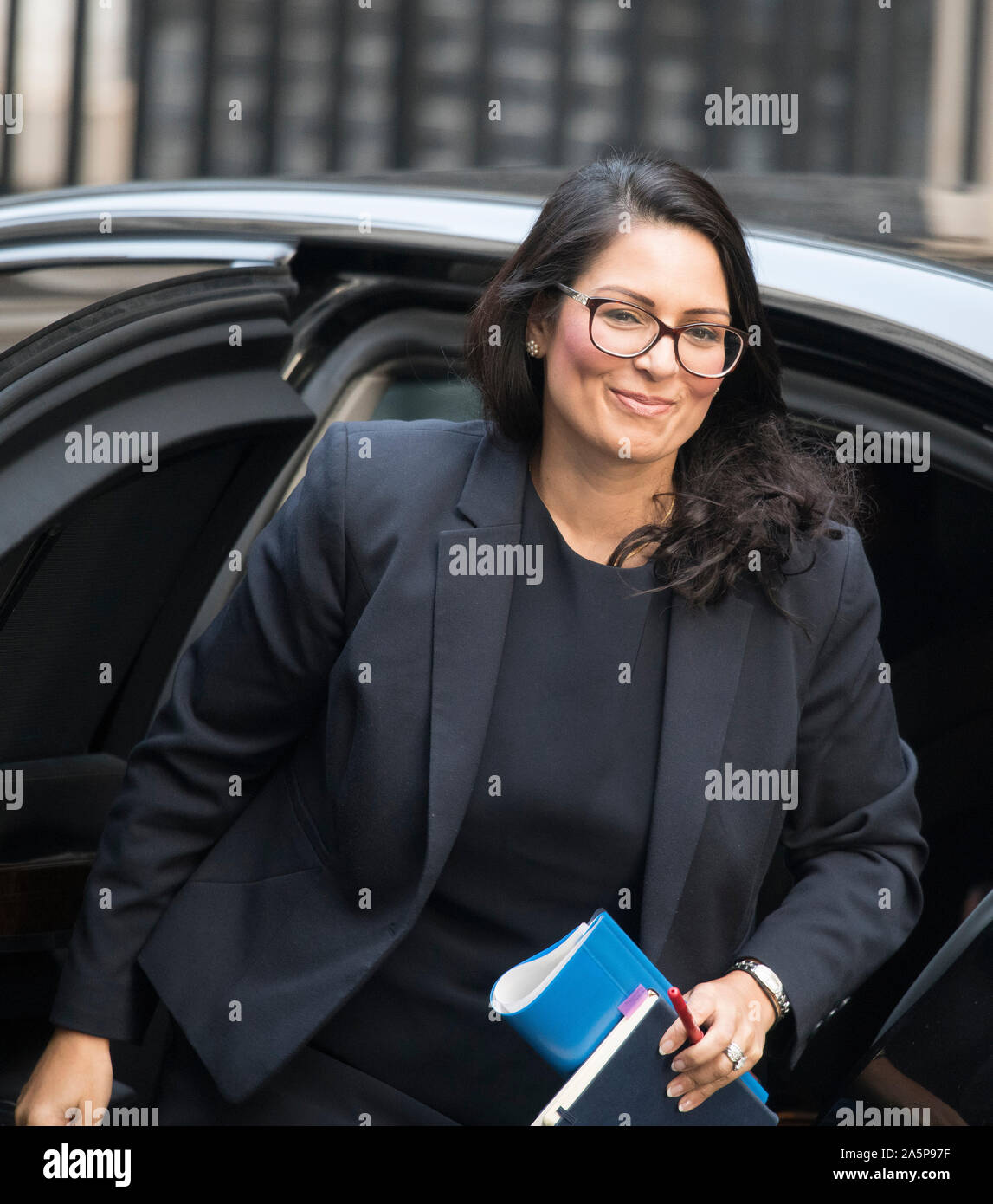 A Downing Street, Londra, Regno Unito. Il 22 ottobre 2019. Priti Patel, Segretario di Stato per il Dipartimento Home, Home Secretary, a Downing Street per settimanale riunione del gabinetto. Credito: Malcolm Park/Alamy Live News. Foto Stock