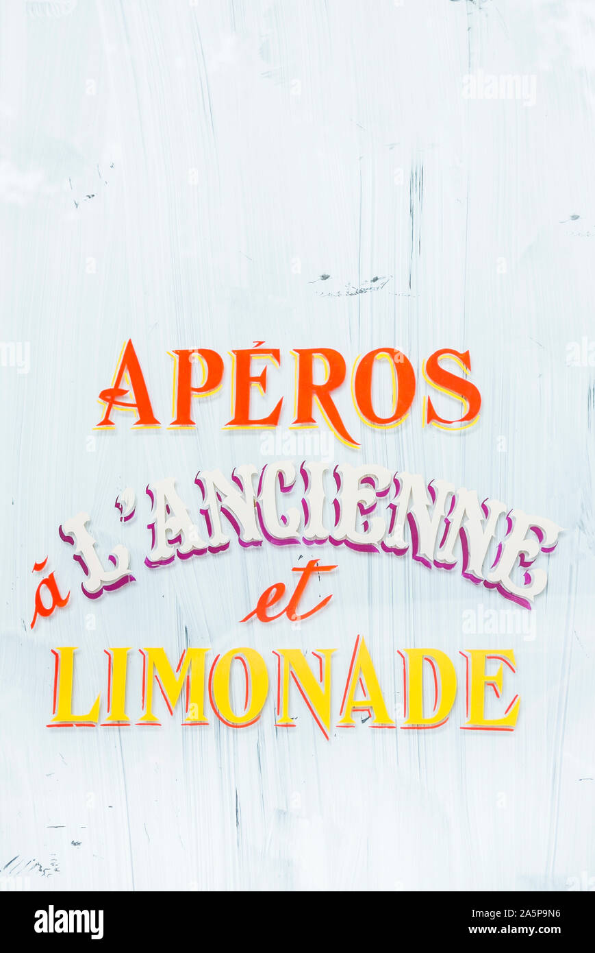 Aperos a l' ancienne et limonade, old school scritte sul vetro bianco paint Foto Stock