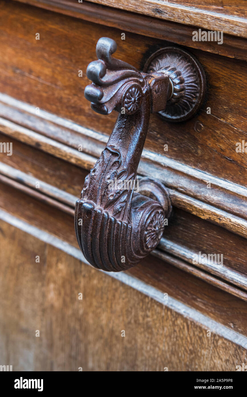 Paracolpi storico sulla porta di legno Foto Stock