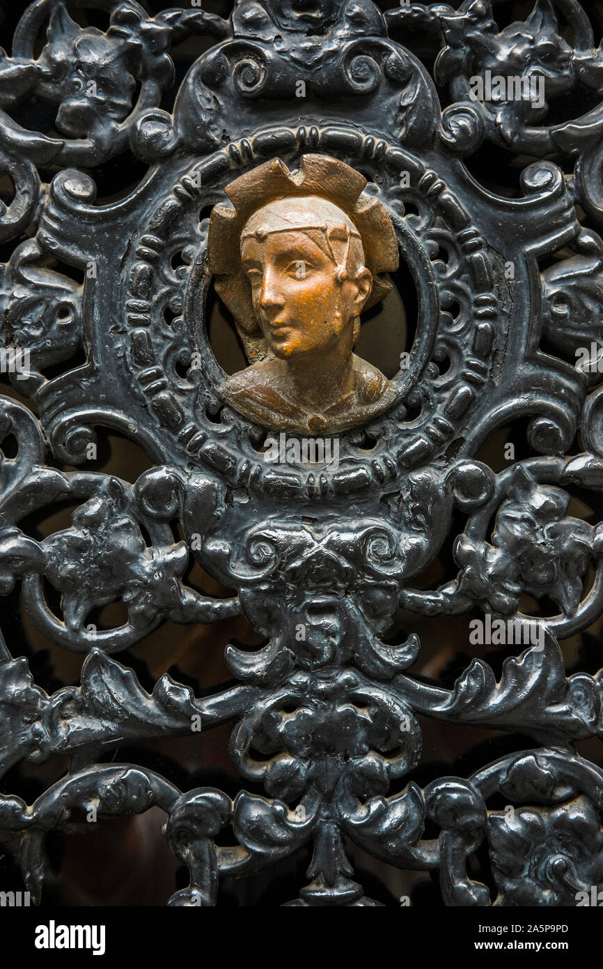 Dettaglio della porta di metallo che mostra una giovane donna con stile medievale e copricapo, Foto Stock