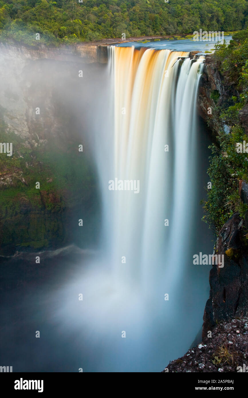 KAIETEUR Falls, il secondo più alto singola goccia cascata in Sud America, fiume Potaro, Guyana. Foto Stock
