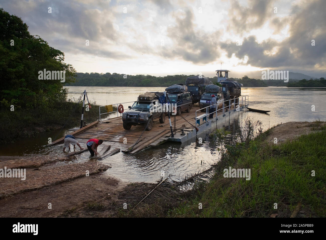 Traversata in traghetto, Kurupukari river, Iwokrama riserva forestale, Guyana. Foto Stock