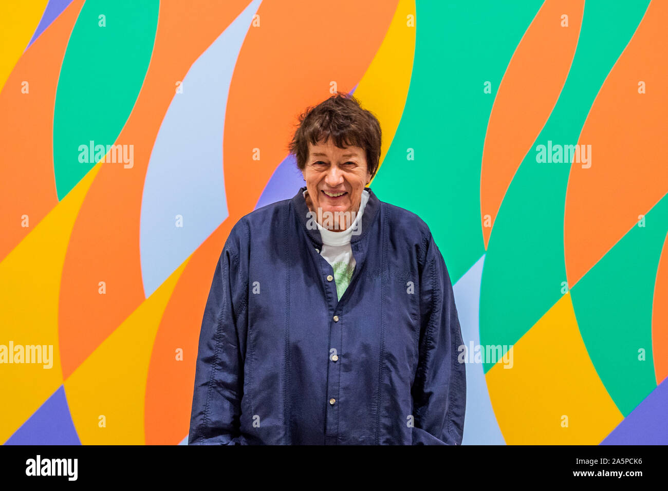 Londra, Regno Unito. 22 ottobre, 2019. Bridget Riley (nella foto) con la pittura con verticali 3, 2006- una grande mostra retrospettiva a Hayward Gallery dedicata al lavoro del celebrato artista britannico Bridget Riley (23 Ottobre 2019 - 26 gennaio 2020). Come uno dei più illustri e artisti di fama internazionale che oggi lavorano, Bridget Riley's approccio pionieristico alla pittura coinvolge il sapiente bilanciamento di forma e colore, producendo un continuo ma estremamente variegata indagine sulla natura di astrazione e percezione. Credito: Guy Bell/Alamy Live News Foto Stock