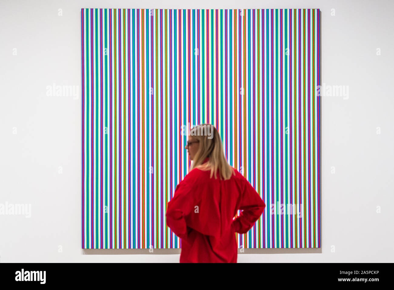 Londra, Regno Unito. 22 ottobre, 2019. Ra, 1981 - Una grande mostra retrospettiva a Hayward Gallery dedicata al lavoro del celebrato artista britannico Bridget Riley (23 Ottobre 2019 - 26 gennaio 2020). Come uno dei più illustri e artisti di fama internazionale che oggi lavorano, Bridget Riley's approccio pionieristico alla pittura coinvolge il sapiente bilanciamento di forma e colore, producendo un continuo ma estremamente variegata indagine sulla natura di astrazione e percezione. Credito: Guy Bell/Alamy Live News Foto Stock