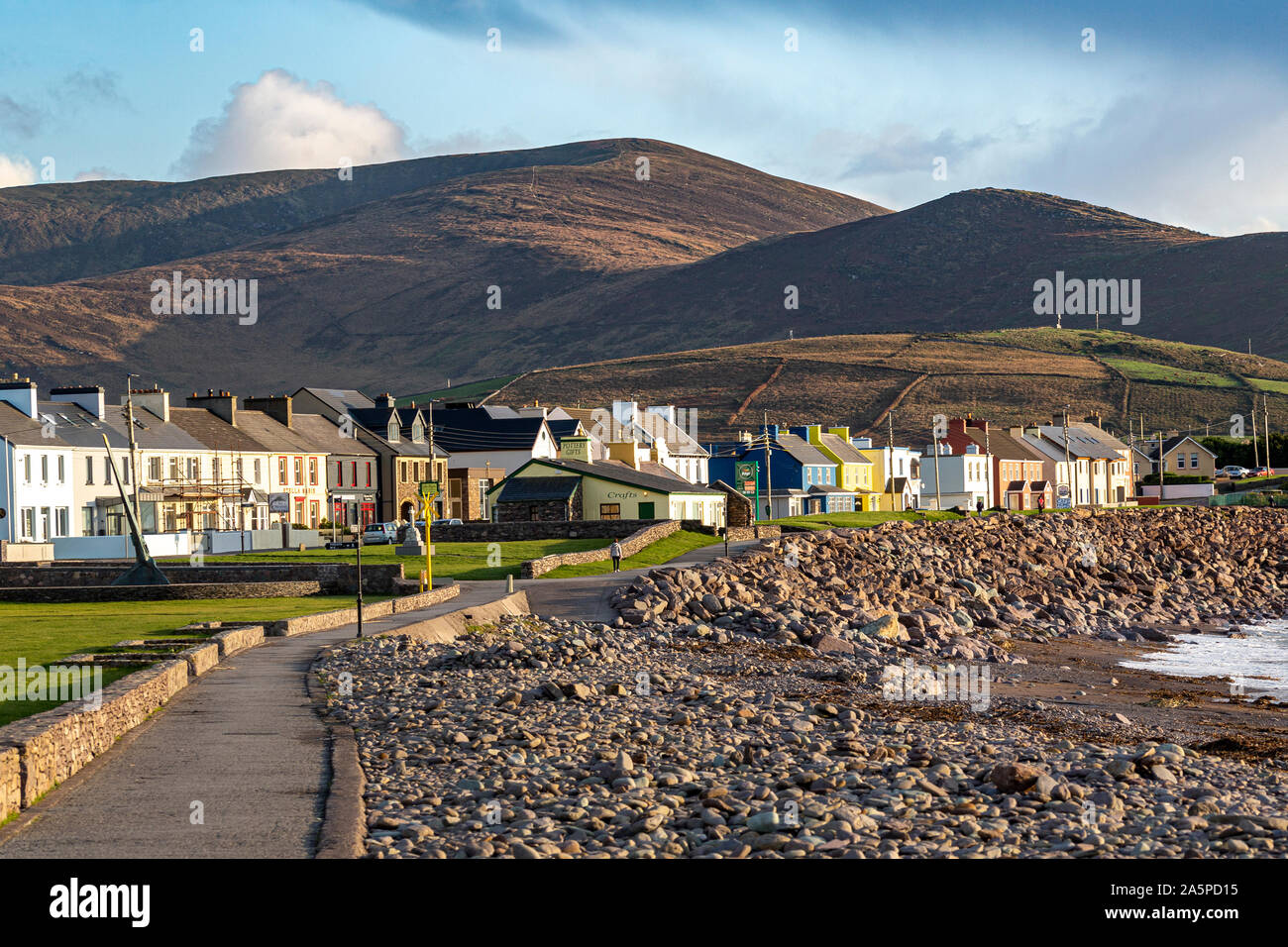 Scena di strada con case dipinte, Waterville County Kerry, Irlanda Foto Stock