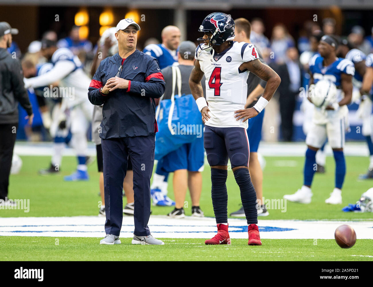 Indianapolis, Indiana, Stati Uniti d'America. Xx oct, 2019. Houston Texans head coach Bill OÕBrien e Houston Texans quarterback Deshaun Watson (4) discutere la strategia durante pregame di NFL Football azione di gioco tra Houston Texans e Indianapolis Colts a Lucas Oil Stadium di Indianapolis, Indiana. Indianapolis sconfitto Houston 30-23. John Mersits/CSM/Alamy Live News Foto Stock