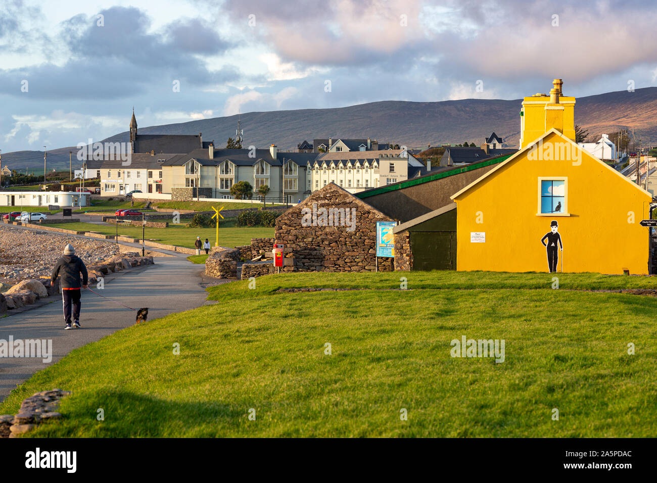 Casa Gialla con la figura di Charlie Chaplin, Waterville County Kerry, Irlanda Foto Stock