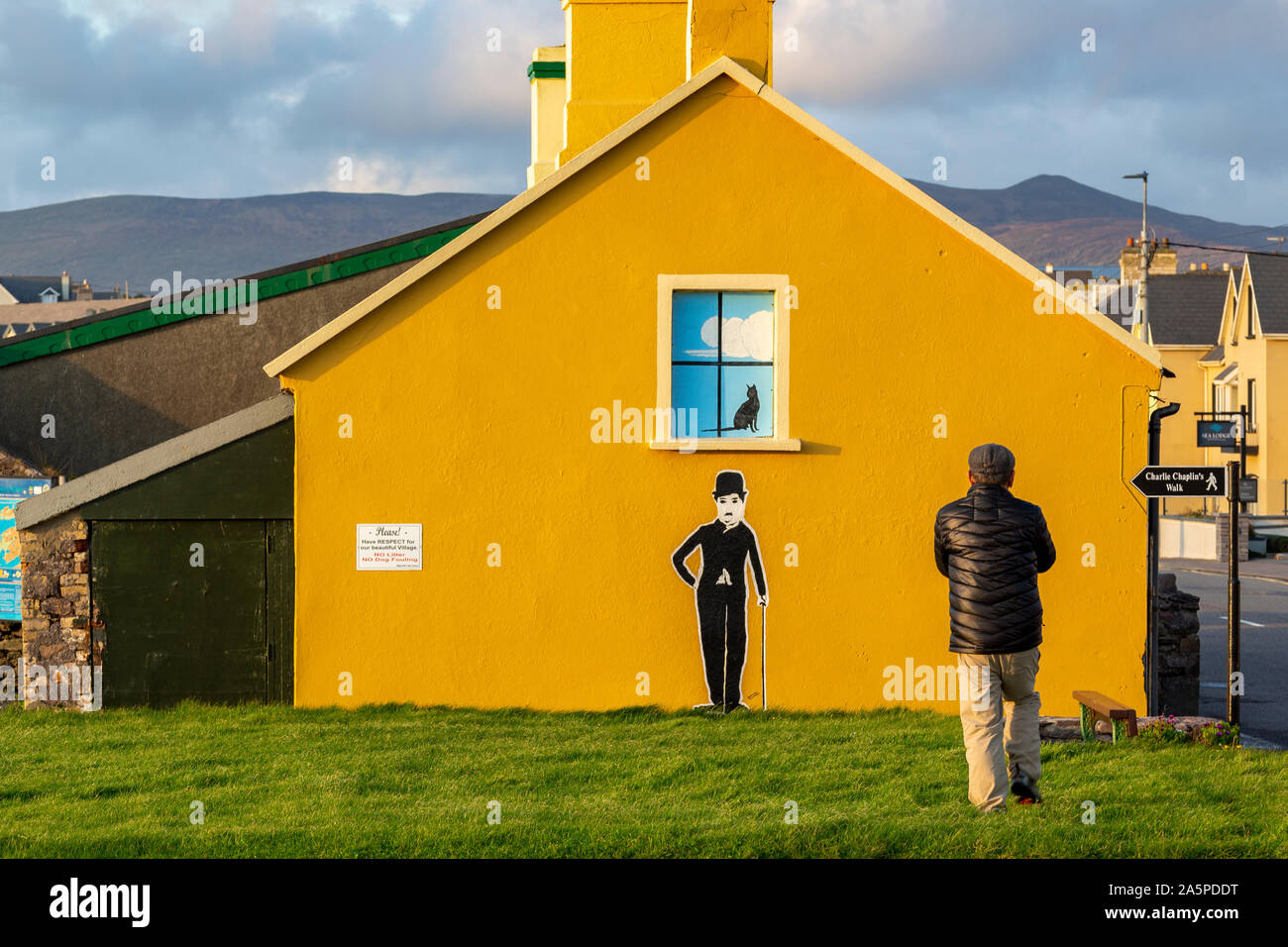 Casa Gialla con la figura di Charlie Chaplin, Waterville County Kerry, Irlanda Foto Stock