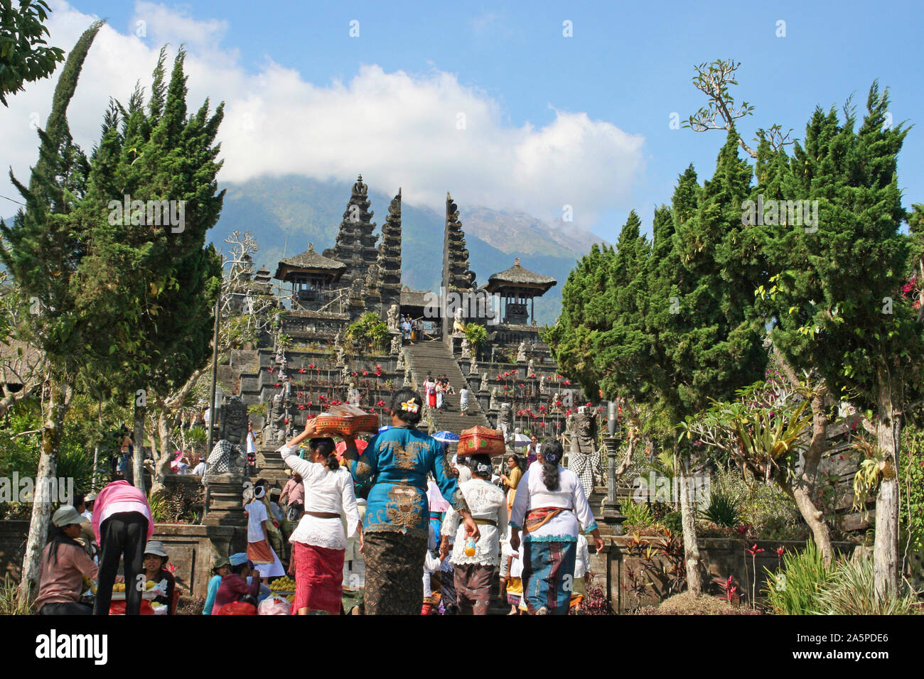 Tempio Besakih Bali, Indonesia con il vulcano Agung in background. Foto Stock