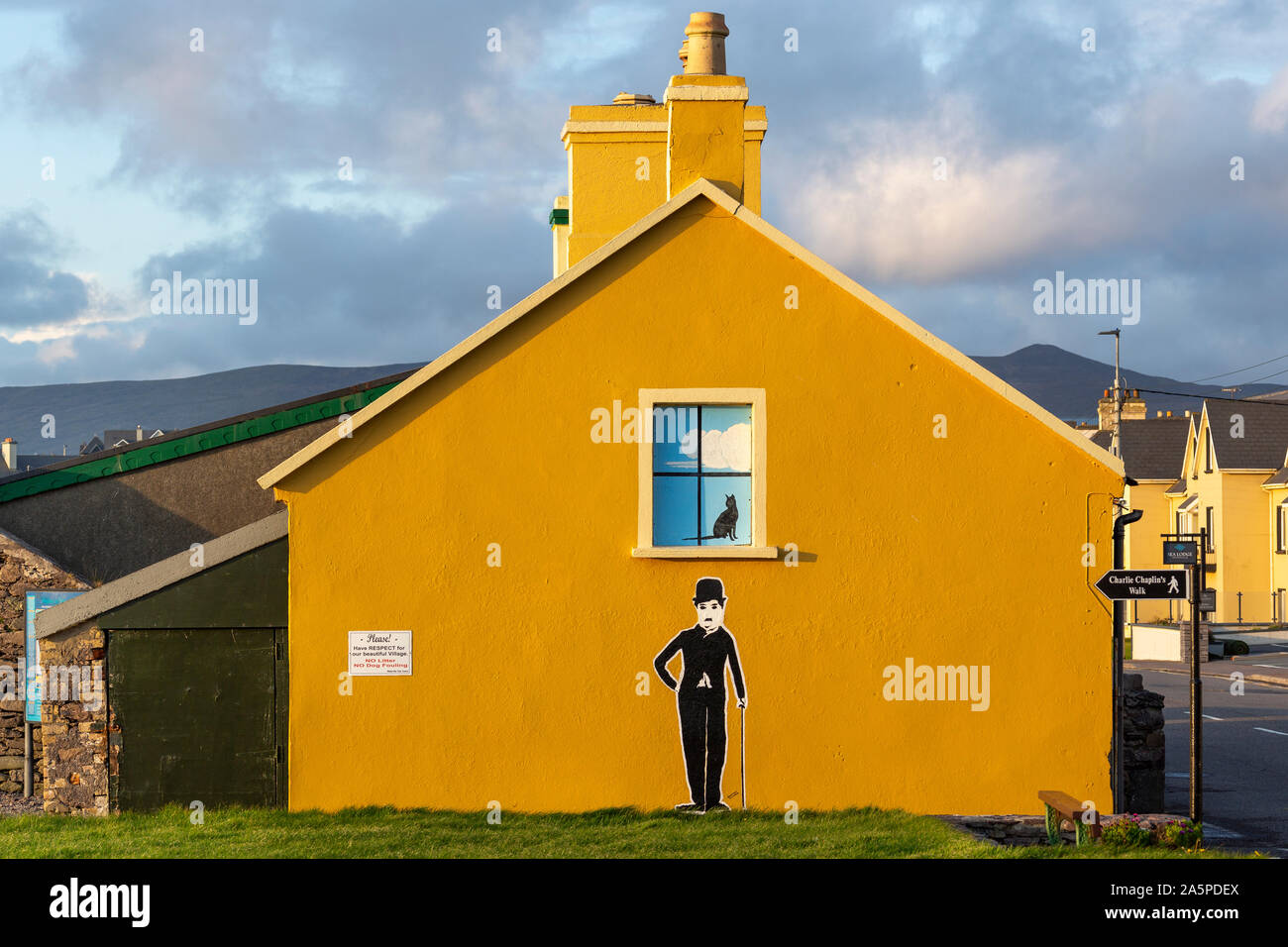Casa Gialla con la figura di Charlie Chaplin, Waterville County Kerry, Irlanda Foto Stock