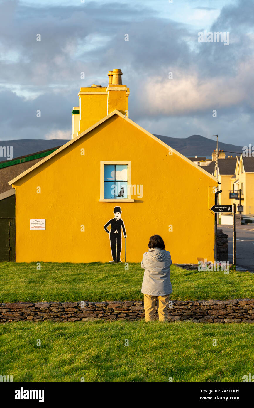 Casa Gialla con la figura di Charlie Chaplin, Waterville County Kerry, Irlanda Foto Stock