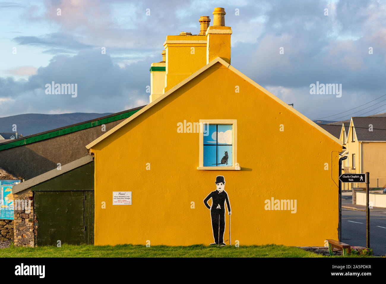 Casa Gialla con la figura di Charlie Chaplin, Waterville County Kerry, Irlanda Foto Stock
