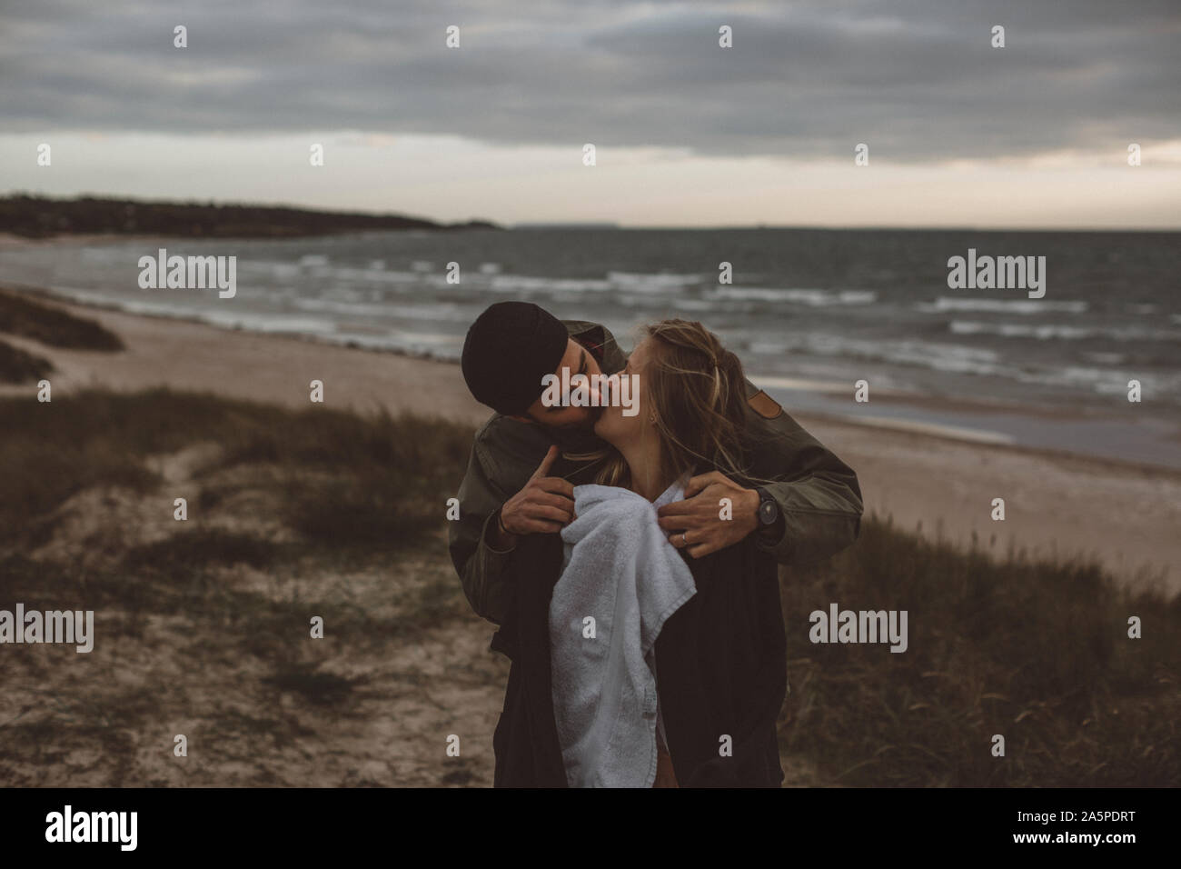 Coppie che baciano Foto Stock