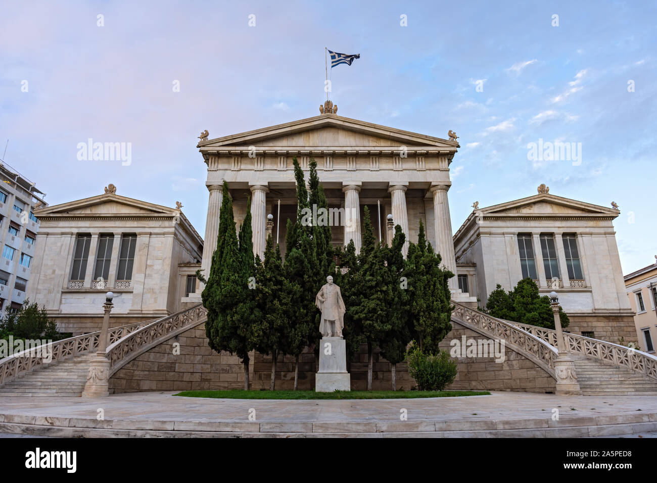 Neoclassico Biblioteca Nazionale di Atene, Grecia, con scala in marmo e colonne doriche. Foto Stock