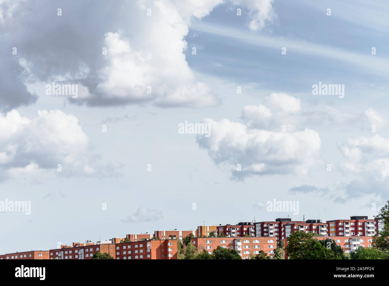 Nuvole sulla zona residenziale Foto Stock