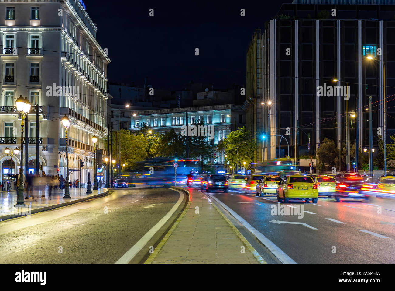 Paesaggio di notte e di notte il traffico nella città di Atene, Grecia Foto Stock