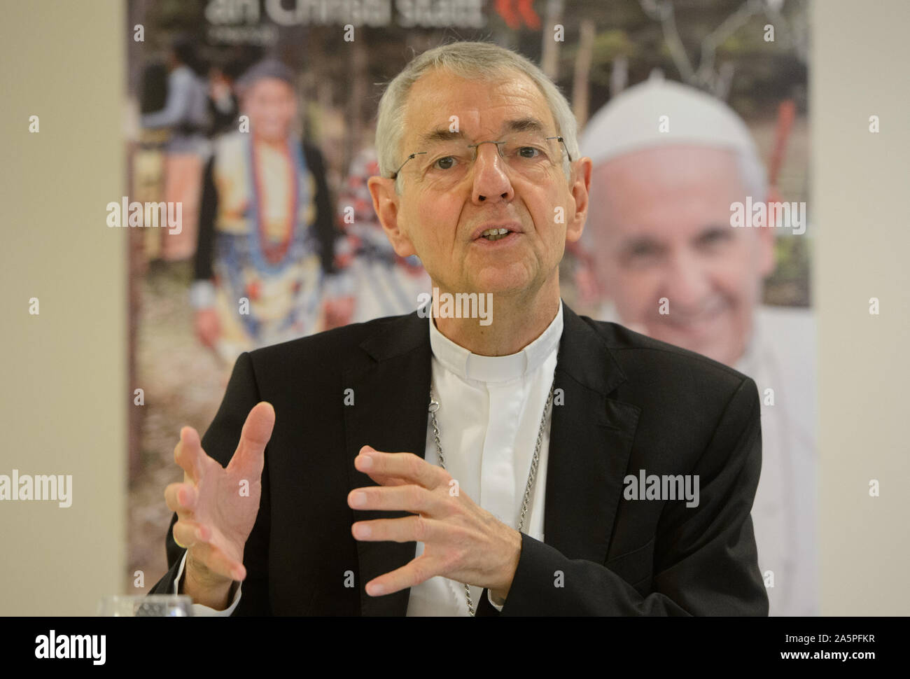 Norimberga, Germania. 22 ottobre, 2019. L Arcivescovo di Bamberg, Ludwig Schick, gesti durante una conferenza stampa al termine della campagna per il Mese Missionario Mondiale nella Caritas Pirckheimer House di Norimberga. Questo anno nel Nord Est dell'India è stata un esempio di regione per la campagna della International opera missionaria cattolica missio. Credito: Timm Schamberger/dpa/Alamy Live News Foto Stock